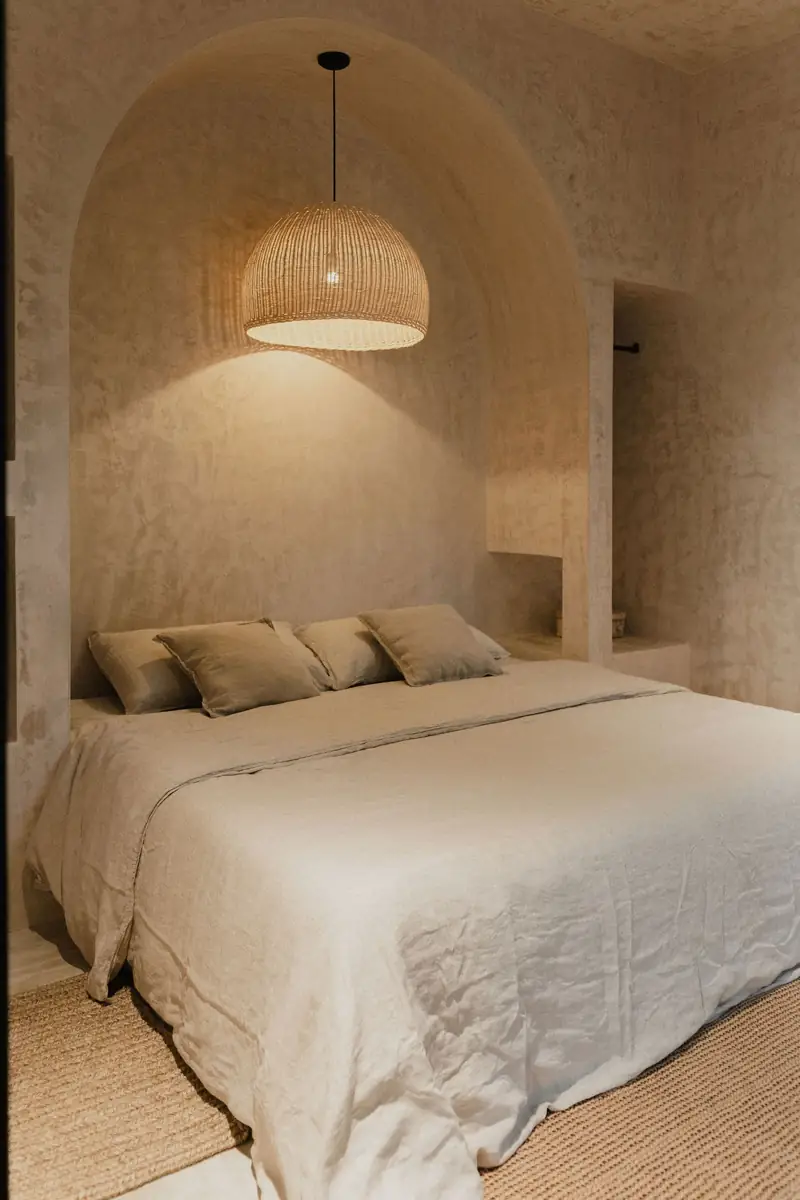 Altar — bedroom framed by an arched opening