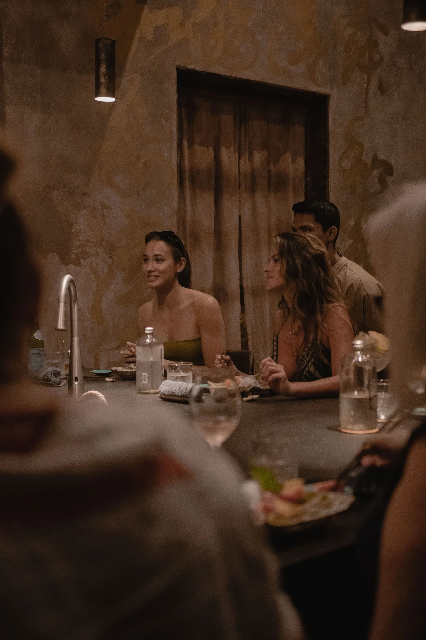 Kuu Jū — guests at the counter